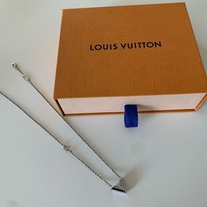 LIKE NEW LOUIS VUITTON ESSENTIAL V NECKLACE